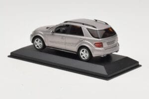 Mercedes ML63 AMG W164 Cinzento Metálico Minichamps 1:43 400034570 Metal - imagem 3 de 4
