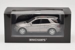 Mercedes ML63 AMG W164 Cinzento Metálico Minichamps 1:43 400034570 Metal - imagem 4 de 4