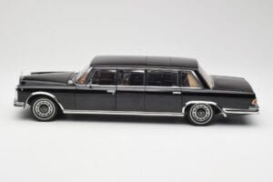 Mercedes 600 Pullman W100 Preto AUTOart 1:18 76197 Metal - imagem 4 de 8