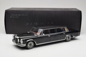 Mercedes 600 Pullman W100 Preto AUTOart 1:18 76197 Metal - imagem 8 de 8
