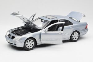 Mercedes S-Class W220 Azul Claro Maisto 1:18 56050 Metal - imagem 2 de 8