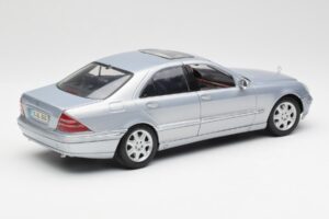 Mercedes S-Class W220 Azul Claro Maisto 1:18 56050 Metal - imagem 3 de 8