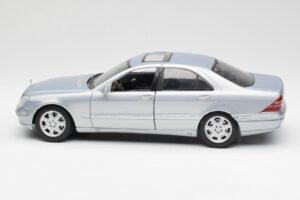 Mercedes S-Class W220 Azul Claro Maisto 1:18 56050 Metal - imagem 4 de 8