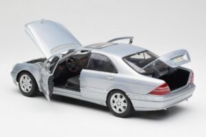 Mercedes S-Class W220 Azul Claro Maisto 1:18 56050 Metal - imagem 5 de 8