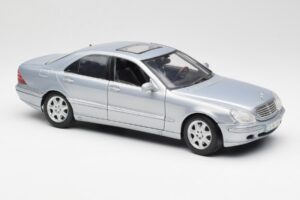 Mercedes S-Class W220 Azul Claro Maisto 1:18 56050 Metal - imagem 6 de 8