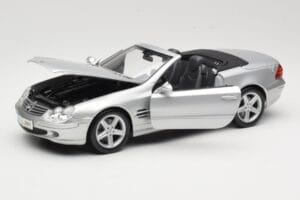 Mercedes SL R230 Prata Maisto 1:18 B66962125 Metal - imagem 2 de 8
