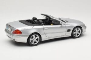 Mercedes SL R230 Prata Maisto 1:18 B66962125 Metal - imagem 3 de 8