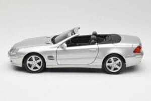 Mercedes SL R230 Prata Maisto 1:18 B66962125 Metal - imagem 4 de 8