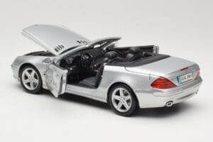 Mercedes SL R230 Prata Maisto 1:18 B66962125 Metal - imagem 5 de 8