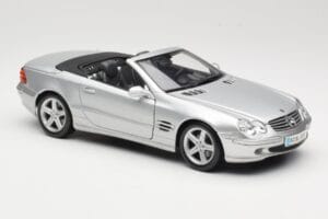 Mercedes SL R230 Prata Maisto 1:18 B66962125 Metal - imagem 6 de 8