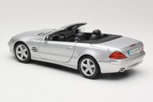 Mercedes SL R230 Prata Maisto 1:18 B66962125 Metal - imagem 7 de 8