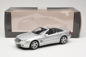 Mercedes SL R230 Prata Maisto 1:18 B66962125 Metal - imagem 8 de 8