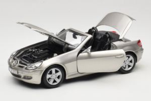 Mercedes SLK R171 Bronze Claro Metalizado Maisto 1:18 31674-R1 Metal - imagem 2 de 8