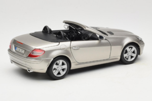 Mercedes SLK R171 Bronze Claro Metalizado Maisto 1:18 31674-R1 Metal - imagem 3 de 8
