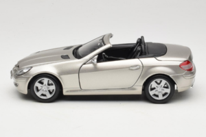 Mercedes SLK R171 Bronze Claro Metalizado Maisto 1:18 31674-R1 Metal - imagem 4 de 8