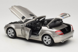 Mercedes SLK R171 Bronze Claro Metalizado Maisto 1:18 31674-R1 Metal - imagem 5 de 8