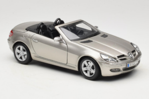 Mercedes SLK R171 Bronze Claro Metalizado Maisto 1:18 31674-R1 Metal - imagem 6 de 8