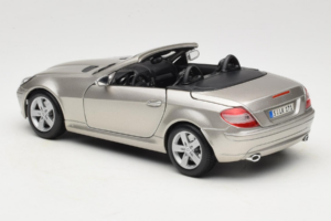 Mercedes SLK R171 Bronze Claro Metalizado Maisto 1:18 31674-R1 Metal - imagem 7 de 8