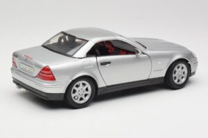 Mercedes SLK R170 Roadster Prateado Maisto 1:18 31674 Metal - imagem 5 de 9