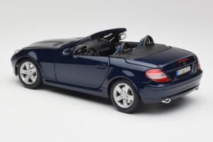 Mercedes SLK R171 Azul Maisto 1:18 B66962190 Metal - imagem 7 de 8