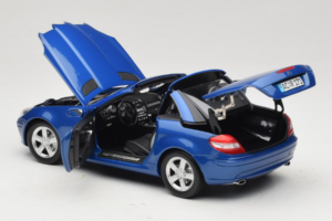 Mercedes SLK R171 Blue Metallic Minichamps 1:18 100033131 Metal - imagem 6 de 11