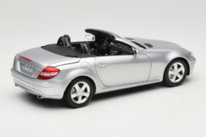 Mercedes SLK R171 Prata Minichamps 1:18 B66962318 Metal - imagem 3 de 9