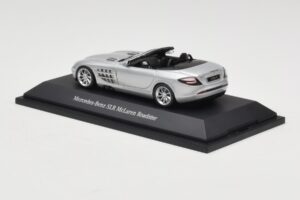 Mercedes SLR McLaren Roadster Crystal Laurit Silver Minichamps 1:43 B66961005 Metal - imagem 3 de 4
