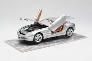 Mercedes SLR Vision Prata Edição Limitada Com Base de Alumínio Bburago 1:18 B66962102 Metal - imagem 2 de 8