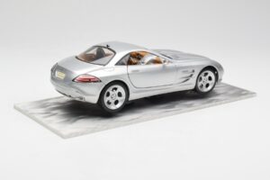 Mercedes SLR Vision Prata Edição Limitada Com Base de Alumínio Bburago 1:18 B66962102 Metal - imagem 3 de 8