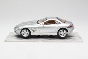 Mercedes SLR Vision Prata Edição Limitada Com Base de Alumínio Bburago 1:18 B66962102 Metal - imagem 4 de 8