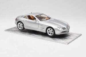 Mercedes SLR Vision Prata Edição Limitada Com Base de Alumínio Bburago 1:18 B66962102 Metal - imagem 6 de 8