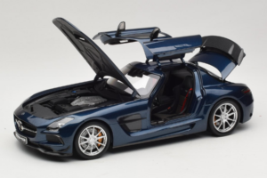 Mercedes SLS AMG Black Series Daytona Blue Metallic Minichamps 1:18 110033026 Metal - imagem 2 de 8