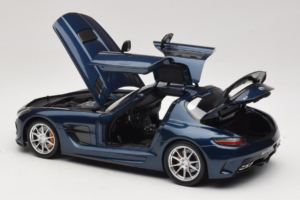 Mercedes SLS AMG Black Series Daytona Blue Metallic Minichamps 1:18 110033026 Metal - imagem 5 de 8
