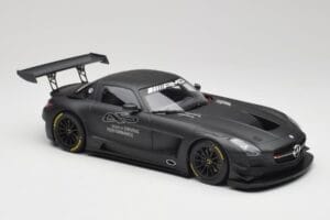 Mercedes AMG SLS C197 GT3 45 Anos de Driving Performance Minichamps 1:18 151133100 Metal - imagem 4 de 6