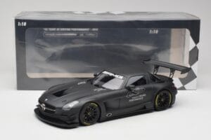 Mercedes AMG SLS C197 GT3 45 Anos de Driving Performance Minichamps 1:18 151133100 Metal - imagem 6 de 6