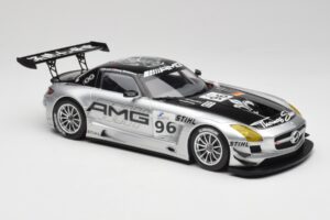 Mercedes AMG SLS C197 GT3 Team AMG China #96 M. Hakkinen / C. Cheng Zhuhai 6th 2011 Minichamps 1:18 151113196 Metal - imagem 4 de 6