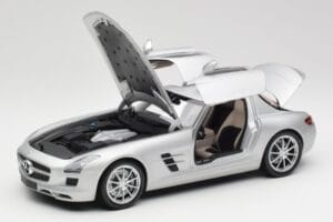 Mercedes SLS AMG C197 Iridium Prata Minichamps 1:18 100039026 Metal - imagem 2 de 8