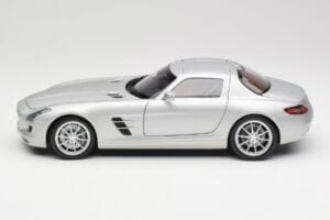 Mercedes SLS AMG C197 Iridium Prata Minichamps 1:18 100039026 Metal - imagem 4 de 8