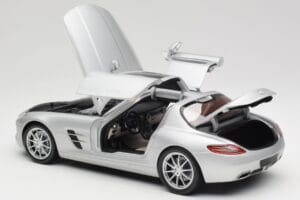 Mercedes SLS AMG C197 Iridium Prata Minichamps 1:18 100039026 Metal - imagem 5 de 8