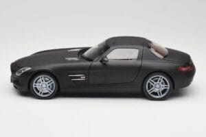 Mercedes SLS AMG C197 Matte Black Minichamps 1:18 100039027 Metal - imagem 4 de 8