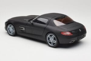 Mercedes SLS AMG C197 Matte Black Minichamps 1:18 100039027 Metal - imagem 7 de 8