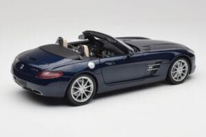 Mercedes SLS AMG R197 Roadster South Seas Azul Minichamps 1:18 100039031 Metal - imagem 3 de 8