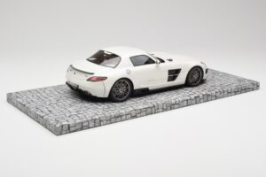 Mercedes Brabus SLS AMG 700 Biturbo Pearl Branco Minichamps 1:18 107032020 Metal - imagem 2 de 6
