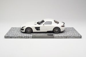Mercedes Brabus SLS AMG 700 Biturbo Pearl Branco Minichamps 1:18 107032020 Metal - imagem 3 de 6