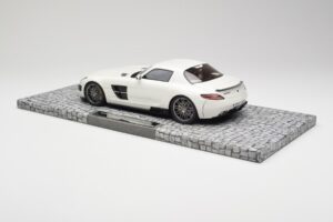 Mercedes Brabus SLS AMG 700 Biturbo Pearl Branco Minichamps 1:18 107032020 Metal - imagem 5 de 6