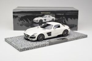 Mercedes Brabus SLS AMG 700 Biturbo Pearl Branco Minichamps 1:18 107032020 Metal - imagem 6 de 6
