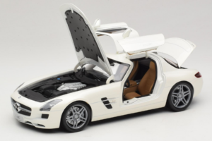 Mercedes SLS AMG Designo Mystic White Museum Edition Minichamps 1:18 B66055551 Metal - imagem 2 de 8