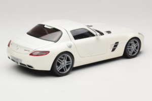 Mercedes SLS AMG Designo Mystic White Museum Edition Minichamps 1:18 B66055551 Metal - imagem 3 de 8