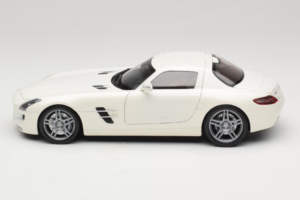 Mercedes SLS AMG Designo Mystic White Museum Edition Minichamps 1:18 B66055551 Metal - imagem 4 de 8
