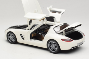 Mercedes SLS AMG Designo Mystic White Museum Edition Minichamps 1:18 B66055551 Metal - imagem 5 de 8
